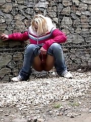 15 pictures - Blonde in denim jeans pisses outside in the wind