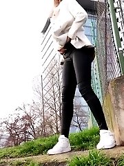 15 pictures - Squatting in Trainers