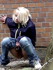 15 pictures - Blonde girl pisses in public as cars drive past