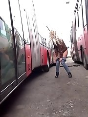 15 pictures - Sexy blonde girl pisses between parked buses