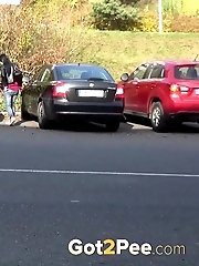 15 pictures - Shy girl needs to pee next to a busy road