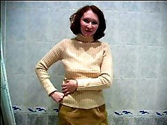 4 movies - Video of a hot tart doing the wee-wee in the bath