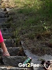 15 pictures - Sporty babe pulls down her leggings to piss