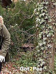 15 pictures - Chubby girl pisses outside on stone step
