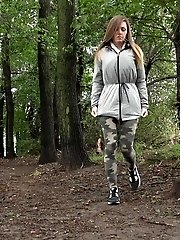 15 pictures - Sexy girl in camouflage leggings pisses in woods