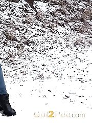 15 pictures - Pretty Eurobabe pees over snow outside