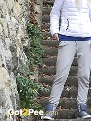 15 pictures - Two friends piss in public on the stairs