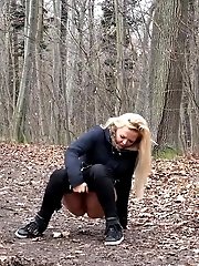 15 pictures - Blonde babe squatting to pee outside in the woods