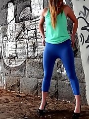 15 pictures - Huge puddle of pee is formed by sexy Eurobabe