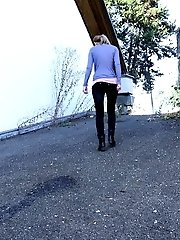 15 pictures - Pretty girl pees outside in the middle of a road