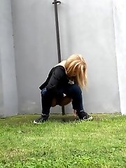 15 pictures - Cute blonde pisses next to a busy road