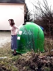 15 pictures - Flexibility is key in this public pissing scene