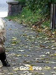 15 pictures - Sexy blonde pulls down her leggings to pee